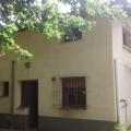 Dueño vende casa de dos plantas ubicada en calle 25 de Mayo 2675, frente a la guardia del hospital, en terreno de 14,5 mts. x 25 mts. Cuenta con dos dormitorios, un baño, living, cocina, lavadero y patio interior con un departamento y baño pequeños. Super